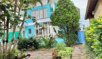 Casa com Piscina em Jurerê