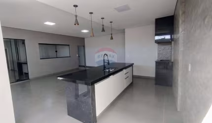 Casa á venda, com 2 quartos, garagem para 4 carros próximo a comendador