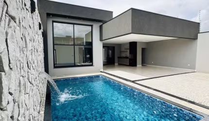 Linda casa com piscina, área gourmet, muito bonita