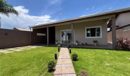 Excelente Casa Com Amplo Espaço de Terreno, Apenas 300m Do Mar!