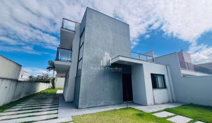 Sobrado com 04 Suítes, piscina e apenas 50m Do Mar!
