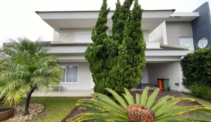 Sobrado frente a área verde mobiliado e decorado no Condado de Capão.