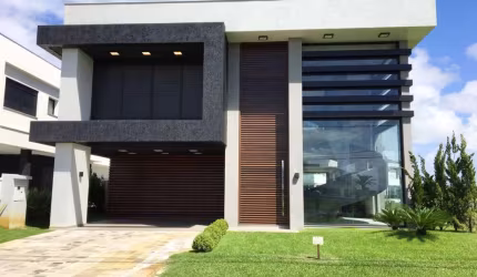 Sobrado com 5 suítes e piscina no Condomínio Enseada Lagos
