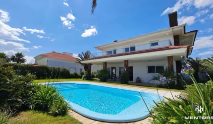 Luxo e Amplitude no Green Village Golf Clube: Sobrado com Piscina e Pé Direito Duplo
