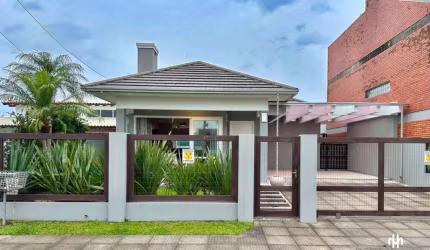 Casa térrea, no centro de Xangri-la, com 3 suítes.