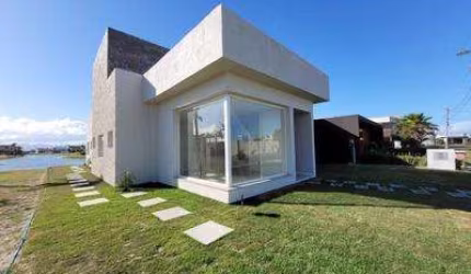 Casa de Esquina com Vista Panorâmica para o Lago e Posição Solar Privilegiada no Condomínio Riviera Xangri-La