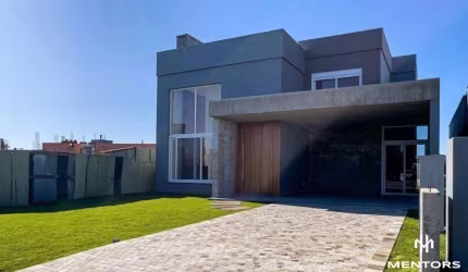 Sobrado Beira Lago com 4 Suítes e Piscina no Condomínio Riviera Xangri-La
