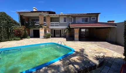 Casa à venda em Xangri-lá: Living espaçoso e área construída ampla!