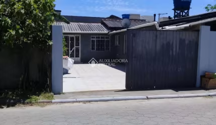 Casa com 4 quartos à venda na Servidão Caminho das Orquídeas, 18, São João do Rio Vermelho, Florianópolis, 140 m2 por R$ 330.000