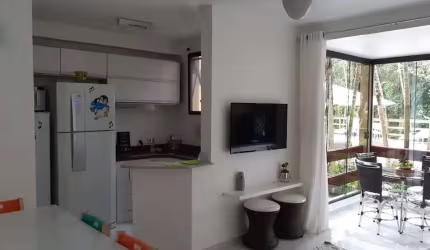 Apto mobiliado em condomínio com piscina aquecida e quadra (futsal e tenis).