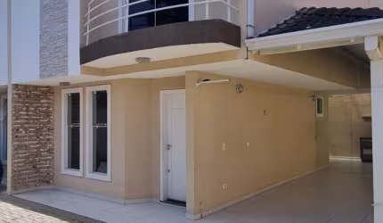 Sobrado com 3 Quartos sendo 1 suíte - Boqueirão/Hauer