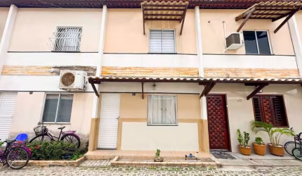 Casa a venda em condomínio fechado na Pajuçara