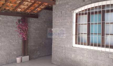 Casa com 104 m², 2 quartos sendo 1 suíte, 2 banheiros, lavanderia e 2 vagas. bairro Tupi