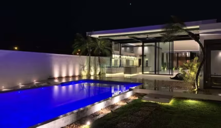 Casa reformada no condomínio Jardim Acapulco a venda, 650 m2, 6 suítes, 6 vagas e piscina.
