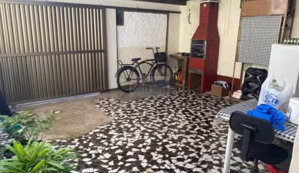 Casa com 2 quartos, garagem, área de serviço.