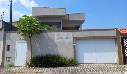 Casa de alto padrão à venda. 3 suítes, 5 banheiros, 4 vagas, próximo a praia