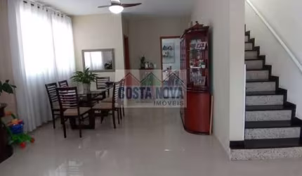 Casa sobrado, 6 quartos sendo 2 suítes, 4 banheiros, 1 vaga. Bairro Aparecida