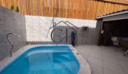 Pronta para morar, com piscina privativa em condomínio fechado!