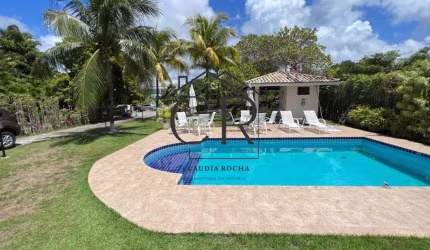 Oportunidade imperdível! Casa com ampla área de terreno em condomínio fechado, com segurança 24h!