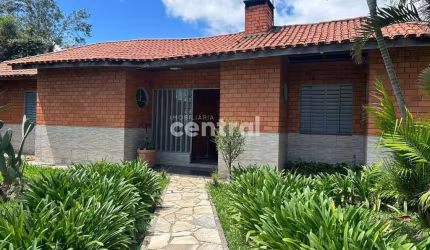 Casa em condomínio com 3 suítes