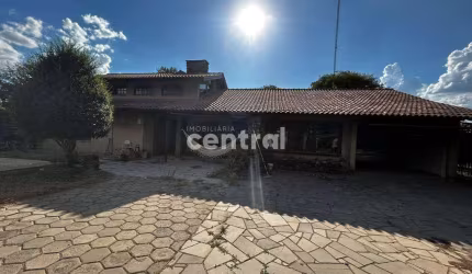 Casa 4 dormitórios com piscina