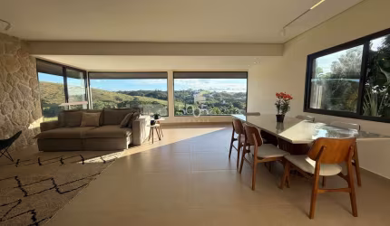 Oportunidade no condomínio Campos de Santo Antonio com 300m2 de construção e 809m2 de terreno. Linda vista, ótima localização dentro do condomínio