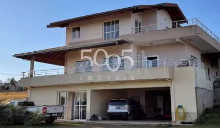 Casa à venda no condomínio Terras de Santa Izabel com 445m² de área construída e 1021m² de área total.