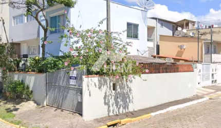 Sobrado a venda no centro de Camboriú.