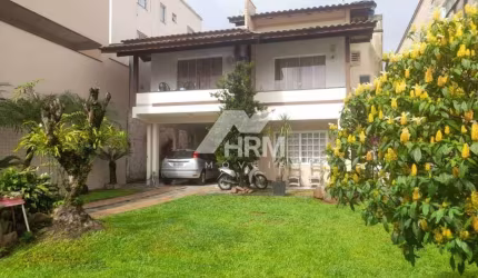 Casa à venda em Camboriú - Areias, com churrasqueira e sacada