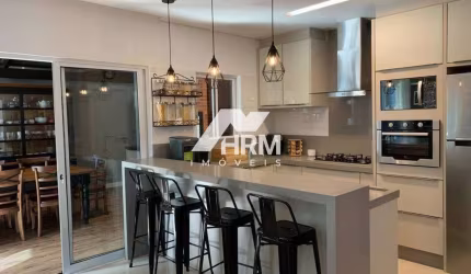 Excelente casa mobiliada em condomínio fechado em Balneário Camboriú.