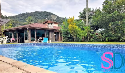 Linda e ampla casa, toda mobiliada, localizada próxima à Serra do Mar e às mais belas praias do Brasil.