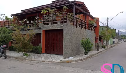 Imóvel com 2 sobrados, para venda, na área central de Ubatuba - SP