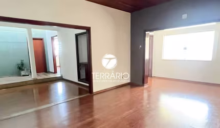 Casa à venda no Centro em Varginha com 4 quartos, 1 suíte, 3 banheiros e 3 vagas