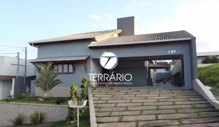 Casa à venda no Parque Imperador em Varginha com churrasqueira, 4 quartos, 3 suítes e 6 vagas em condomínio fechado
