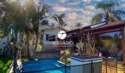 Casa à venda no Lagamar em Varginha com piscina, churrasqueira, 4 quartos e 2 suítes em condomínio fechado.