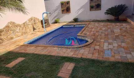 Casa térrea com 3 dormitórios localizada no  bairro Jardim das Estações.