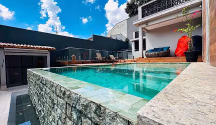 Sobrado abaixo da avaliação de mercado com 400 m2 de terreno e todo reformado!