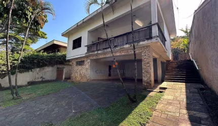 Casa em rua arborizada e com terreno de 657m²