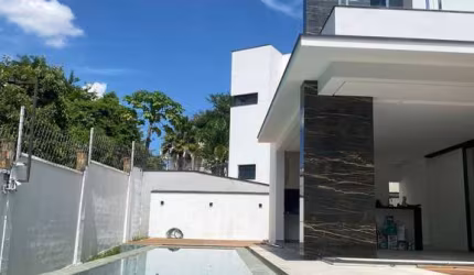 Casa de Alto Padrão à Venda - 3 suites Piscina - Cond. Alphaville 1