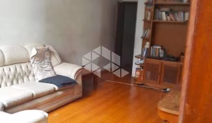 CASA AMPLA COM MUITA INSOLAÇÃO E JARDIM 235m²