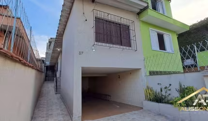 Ótima casa assobradada 02 dormitórios e vaga para 3 carros 450.000,00