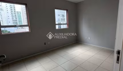 Sala comercial para alugar na Rua Protásio Boaventura Caetano, 56, Pioneiros, Balneário Camboriú, 37 m2 por R$ 3.500