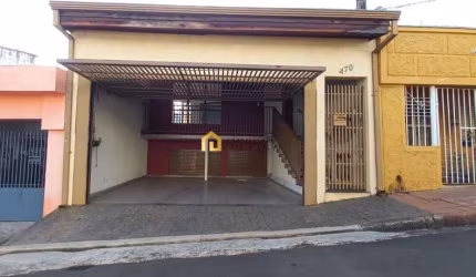 Casa com 3 dormitórios sendo uma suite, com duas vagas de garagem coberta e acesso pelas duas da quadra.