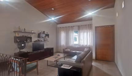 Casa moderna à venda na Vila Romana, 230 m² AC, 3 dormitórios e 2 vagas cobertas