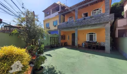 Casa triplex à venda de 3 suítes, 223m² por R$590mil - Taquara - Jacarepaguá - Rio de Janeiro / RJ