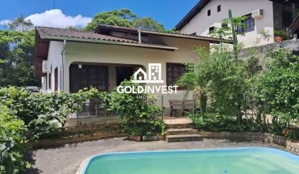 Casa com piscina no bairro souza cruz a poucos minutos do centro .