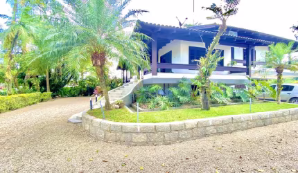 Casa de Alto Padrão semi mobiliada a 16 minutos do Centro de Brusque com 231,64 m² e terreno com 2.584 m² com 4 quartos sendo 1 suíte com piscina, sal