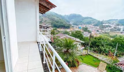 Casa com 3 quartos com 180 m² com piscina e área de festas com 2 vagas garagem Bairro Cedrinho a 13 minutos do Centro de Brusque