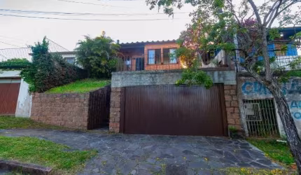 Casa comercial com 4 salas para alugar na Rua Rafael Clark, 407, Partenon, Porto Alegre por R$ 3.000