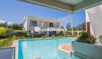 Fantástica casa à venda de 650m² com terreno de esquina de 1500m2!